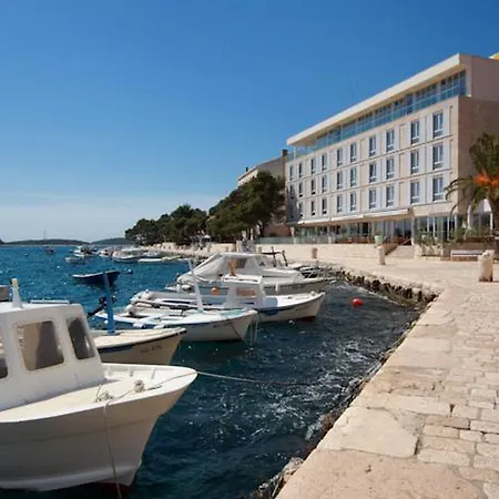 Adriana Hvar 4* חוואר